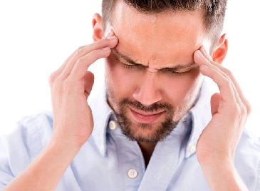 معالج طبيعي يقدم علاجًا للصداع المزمن وآلام الرقبة في مركز السمو بالرياض