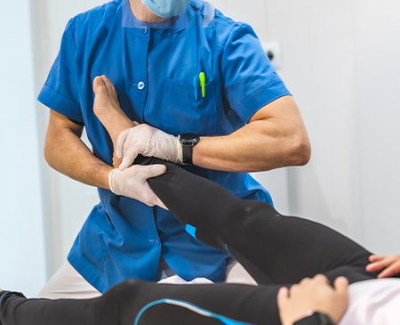 مريض يشارك في تمارين إعادة التأهيل أو يتلقى علاجًا في مركز السمو للعلاج الطبيعي في الرياض.