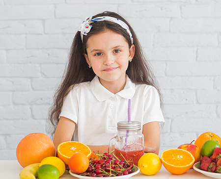 طفل يستمتع بوجبة صحية أو يشارك في نشاط متعلق بالتغذية في مركز السمو للعلاج الطبيعي في الرياض.